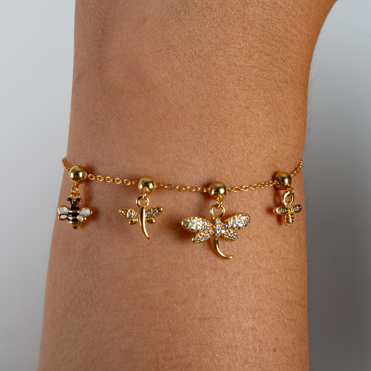 Charm S925 Abeja puesto en la pulsera Agosto 18, acabado dorado
